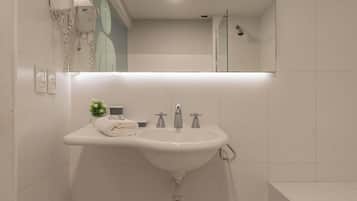 Chuveiro, secador de cabelo, toalhas de banho