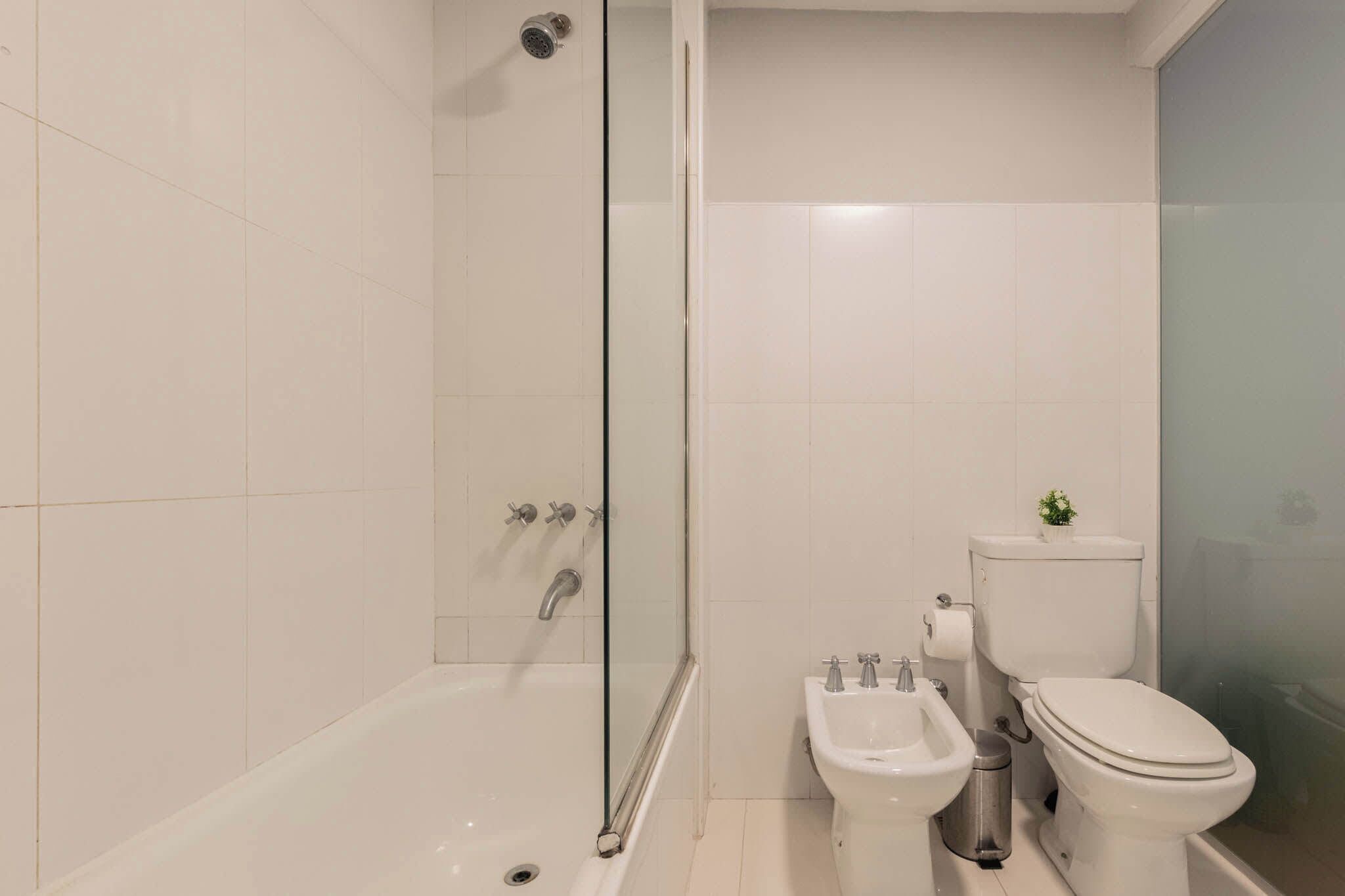 Douche, sèche-cheveux, serviettes fournies