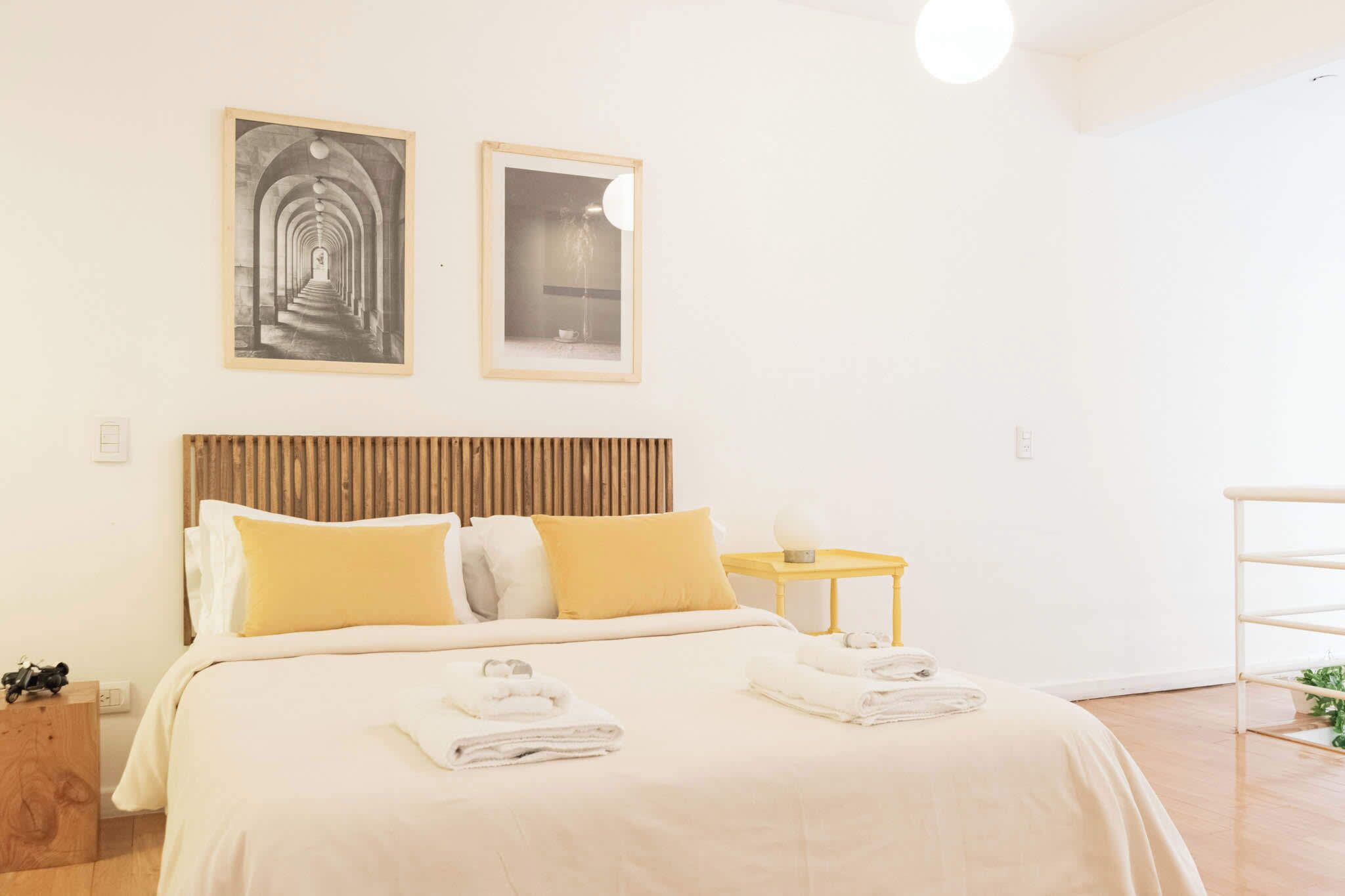 Escritorio, tabla de planchar con plancha, wifi y ropa de cama