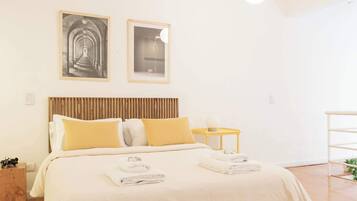 Escritorio, tabla de planchar con plancha, wifi y ropa de cama