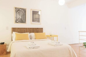 Escriptori, planxa i posts de planxar, wifi i roba de llit 