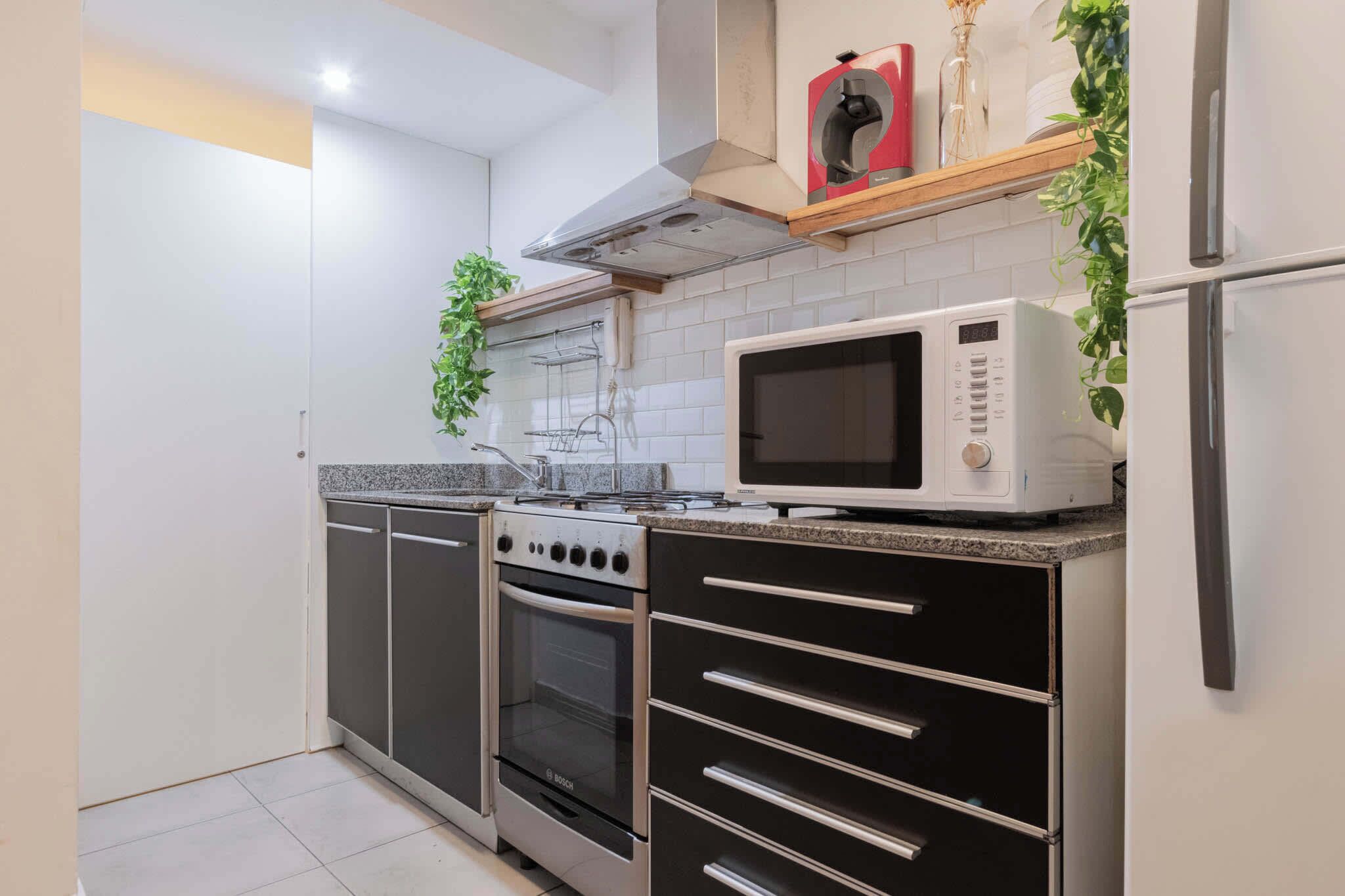 Microondas, cafetera/tetera, tostadora, utensilios de cocina