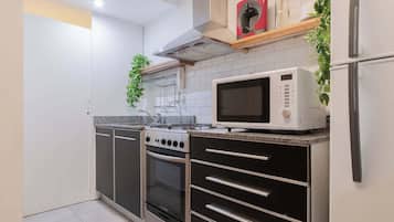 Microondas, cafetera y tetera, tostadora y utensilios de cocina