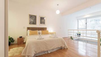 1 dormitorio, escritorio, tabla de planchar con plancha y wifi