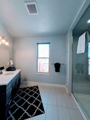 Shower, hair dryer, towels, soap - Arkansas River Condo / Downtown / 2 Balconies (Salida)