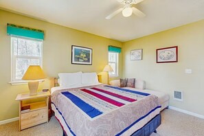 Desk, iron/ironing board, WiFi, bed sheets - Gunni Getaway | Pet-Friendly walkable to Downtown (Gunnison)