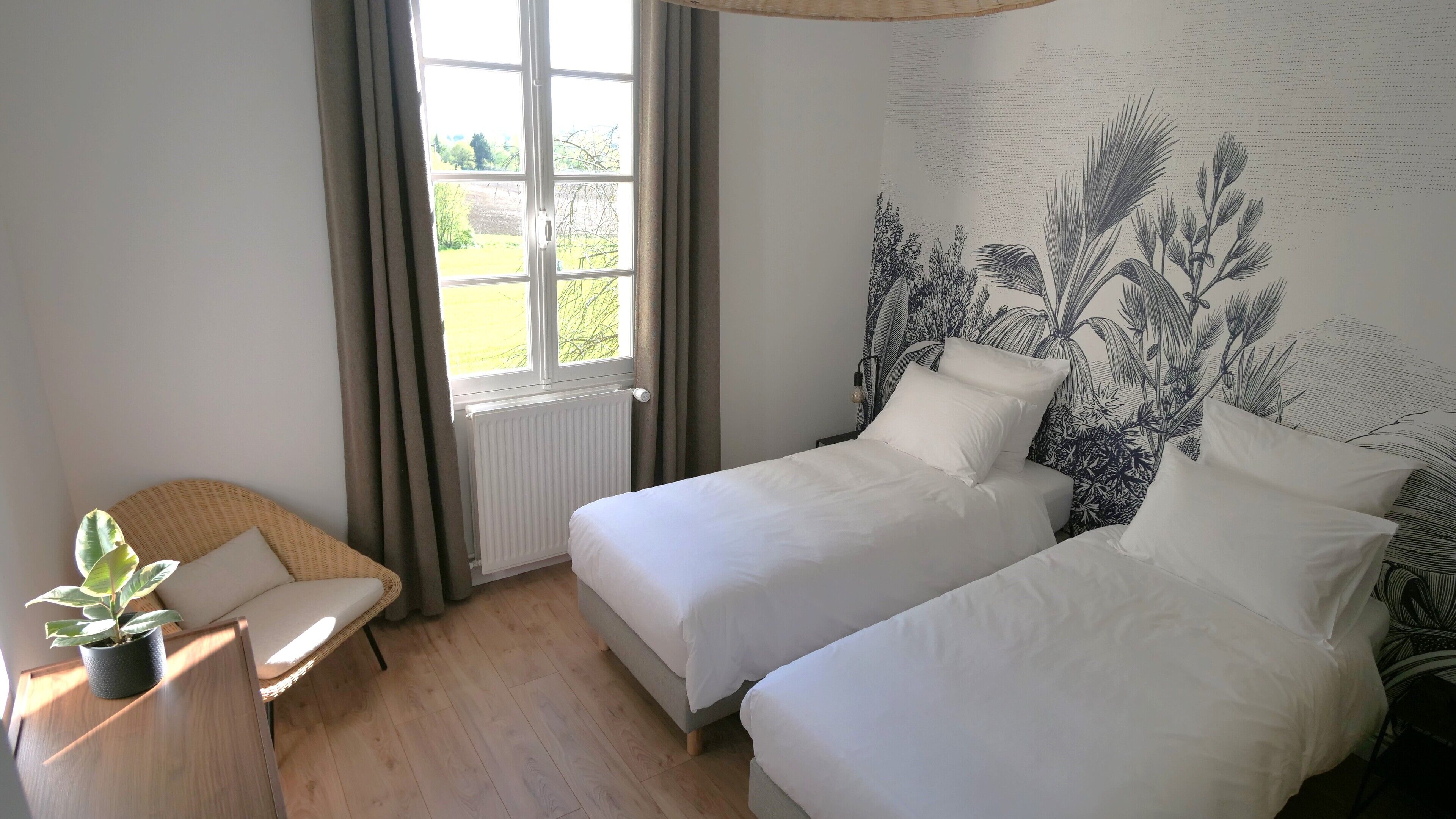 Cortinas blackout, tabla de planchar con plancha y cunas gratuitas 