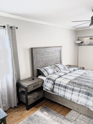 4 slaapkamers, een bureau, een strijkplank/strijkijzer, gratis wifi