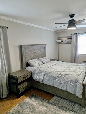 4 slaapkamers, een bureau, een strijkplank/strijkijzer, gratis wifi