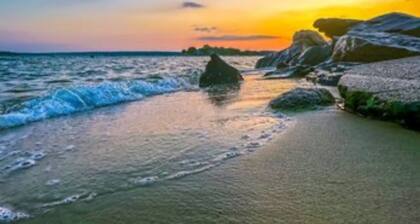 Sweet-3BR, Walk to BEACH, Fenced Yard, Great for Families and Travel Nurses