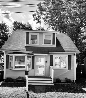 Exterior - Sweet-3BR, Walk to BEACH, Fenced Yard, Great for Families and Travel Nurses (Warwick)