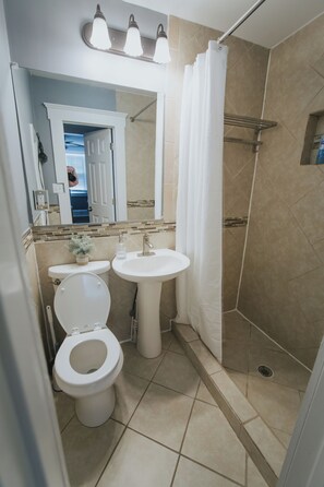 Shower, towels, soap, toilet paper - 15 Mins Walk to Riverwalk, Brooklyn Arts Home! (Wilmington)