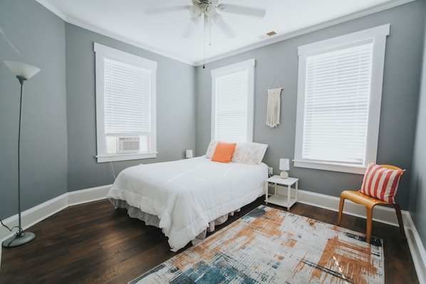 Desk, WiFi, bed sheets