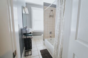 Shower, towels, soap, toilet paper - 15 Mins Walk to Riverwalk, Brooklyn Arts Home! (Wilmington)