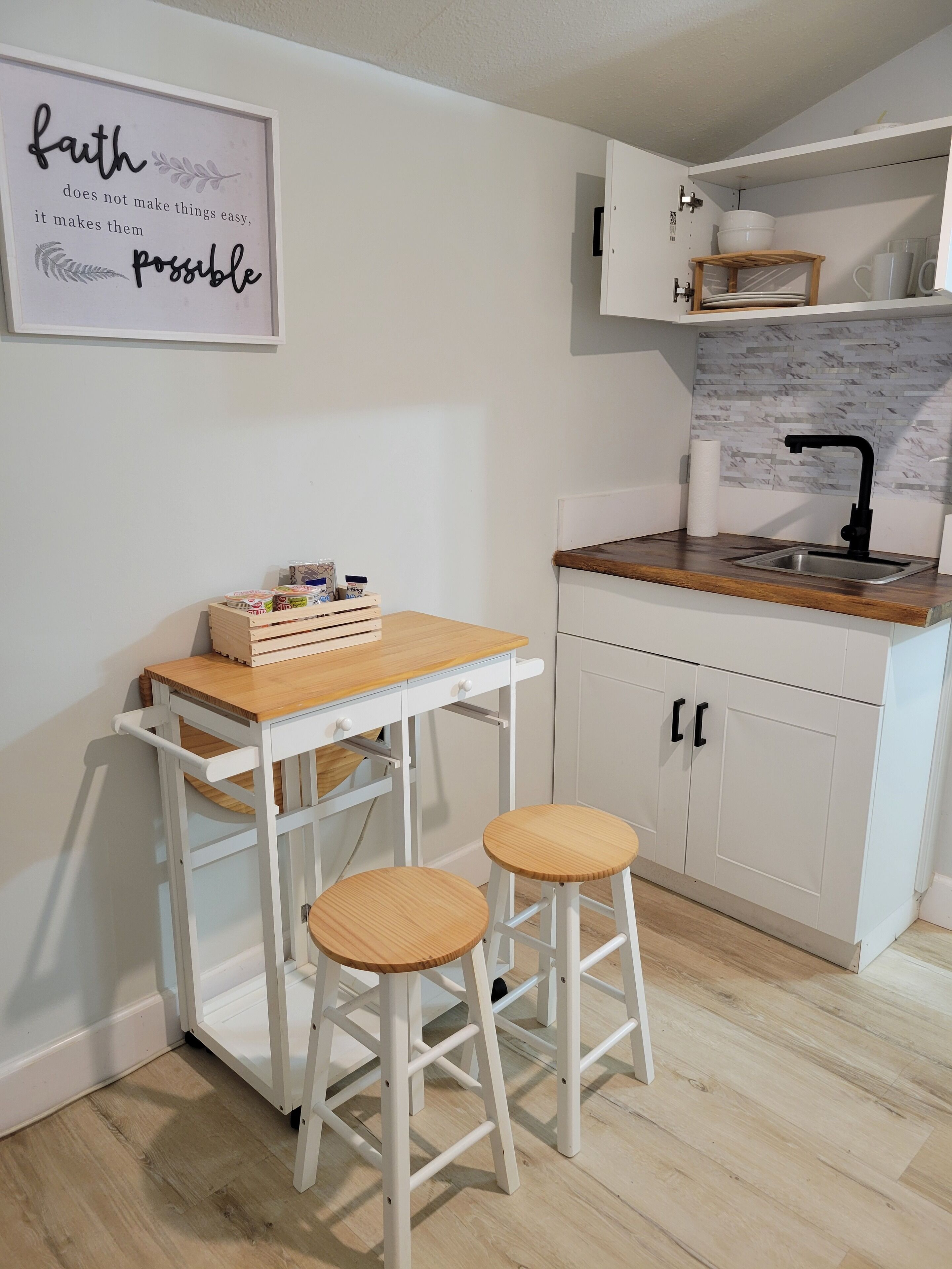 Réfrigérateur, four à micro-ondes, surface de cuisson, cafetière-théière