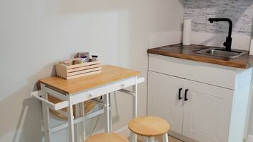 Réfrigérateur, four à micro-ondes, surface de cuisson, cafetière-théière