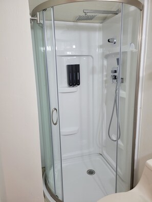 Shower, hair dryer, towels, soap - Private & Fully Independent Tiny House in Kissimmee,Fully Equipped. (Kissimmee)