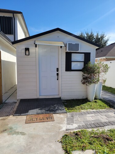 Private & Fully Independent Tiny House in Kissimmee,Fully Equipped.