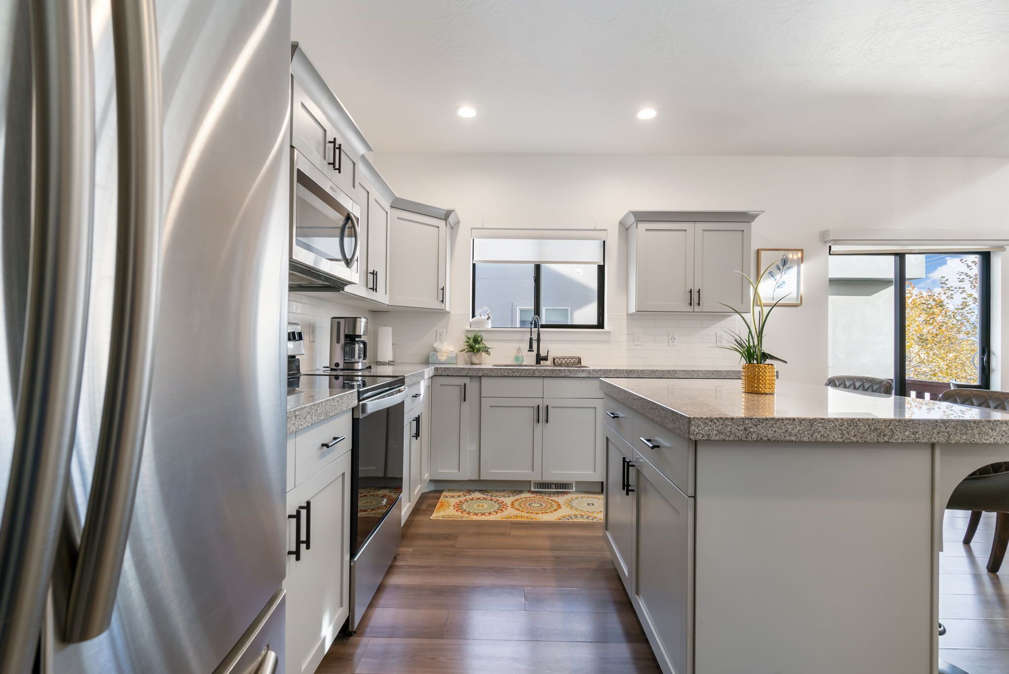 Een magnetron, een oven, een kookplaat, een vaatwasser