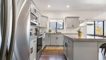 Een magnetron, een oven, een kookplaat, een vaatwasser