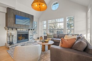 TV, fireplace, stereo - Tremblant Prestige - Les Eaux 221-3 (Mont-Tremblant)