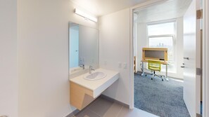 Phòng Tiêu chuẩn, 1 giường đôi | Phòng tắm | Buồng tắm vòi sen, khăn tắm, xà phòng, dầu gội 