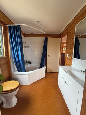 Jetted tub, hair dryer, soap, shampoo