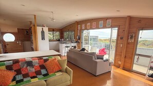 Smart TV, fireplace, ping pong, books - Waitarere Beach - panoramic beach views. Paradise in Summer & Winter (Levin)