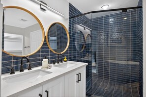 Een douche, een haardroger, handdoeken
