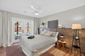 6 bedrooms, WiFi, bed sheets - Stylish 6BR Home, Pool, Sleeps 12,Near Old Town (Scottsdale)