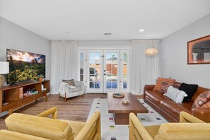 TV - Stylish 6BR Home, Pool, Sleeps 12,Near Old Town (Scottsdale)