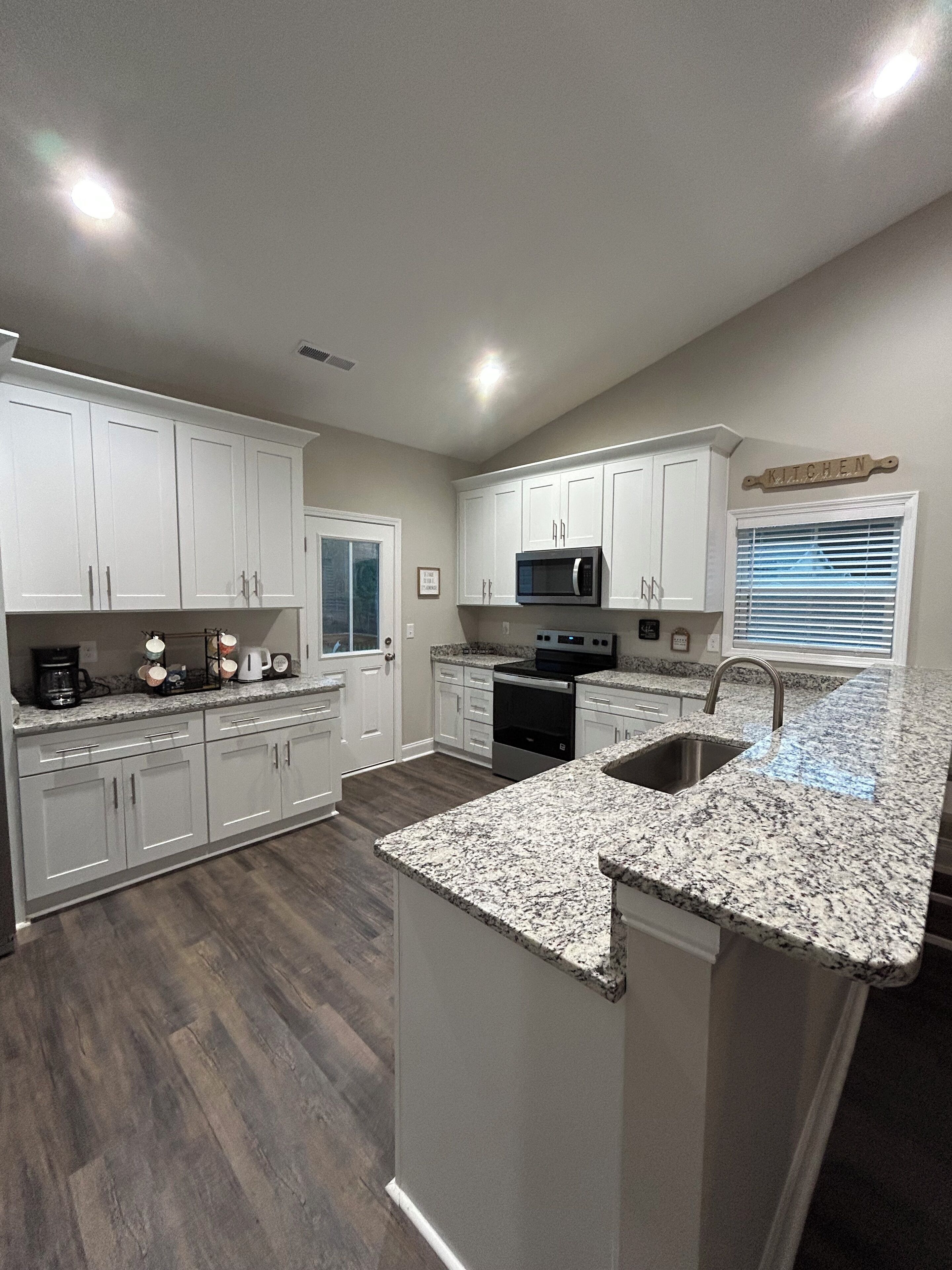 Microondas, horno, parrilla de estufa y lavavajillas 