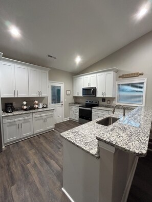 Microwave, oven, stovetop, dishwasher - 3-bedroom house in tranquil Conway neighborhood (Conway)