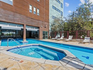 Een binnenzwembad, een verwarmd zwembad