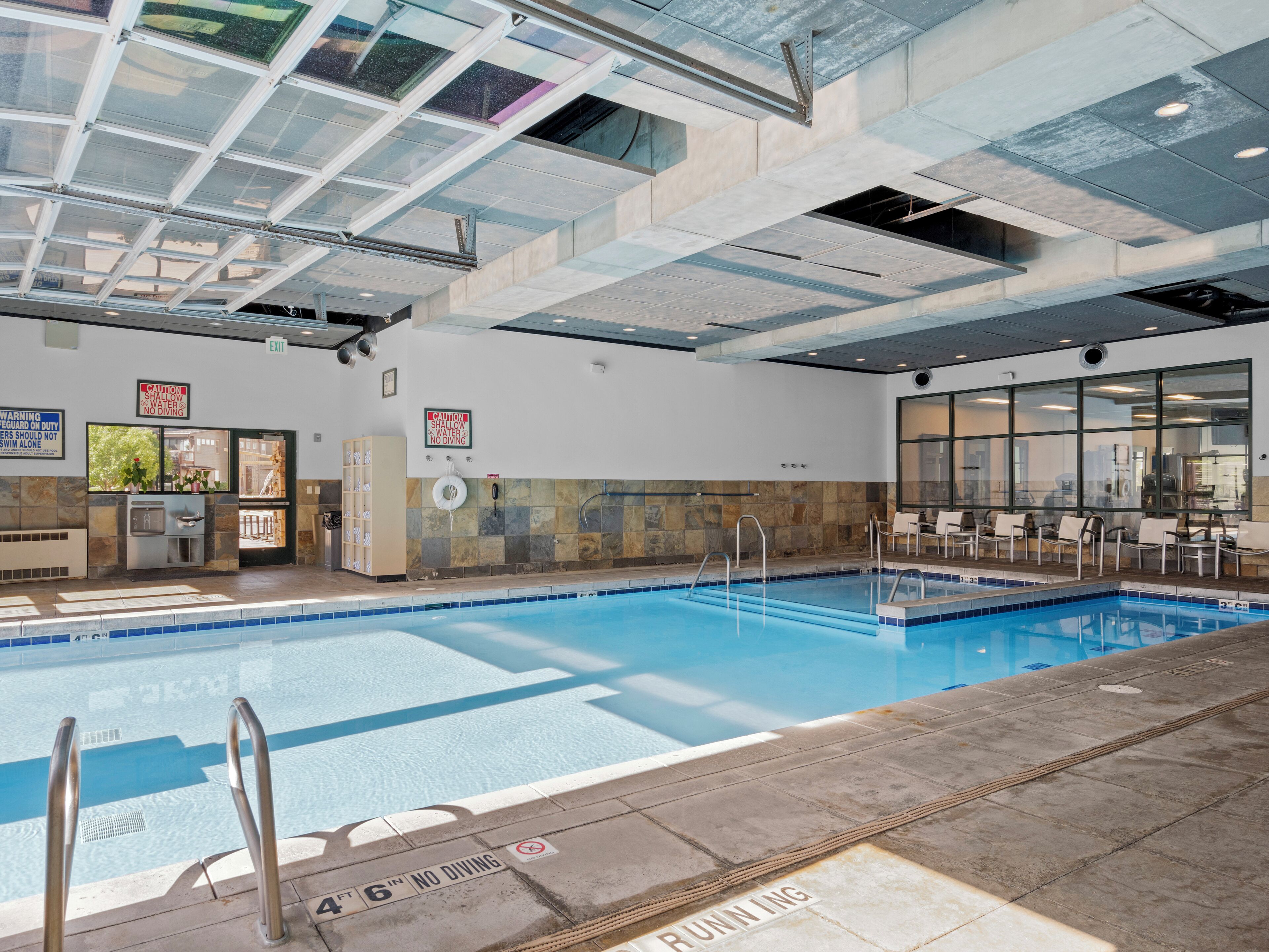 Piscina interna, piscina aquecida