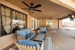 Outdoor dining - Spectacular Lake House Retreat (Glendale)