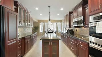 Kamar Quadruple Comfort | Dapur pribadi | Lemari es, microwave, oven, dan peralatan masak/sendok-piring