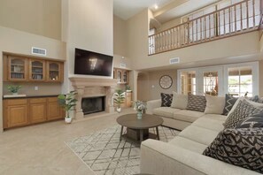 Comfort Quadruple Room | Living area - Spectacular Lake House Retreat (Glendale)