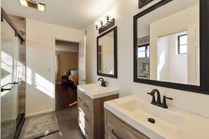 Comfort Quadruple Room | Bathroom | Towels, soap, shampoo, toilet paper - Spectacular Lake House Retreat (Glendale)