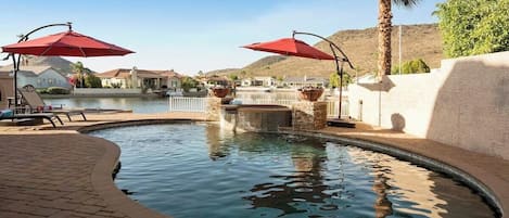 Una piscina al aire libre