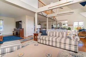 Living area - ENTIRE BEAUTIFUL 3BR Home- 2 Minute Walk to Beach (Rye)