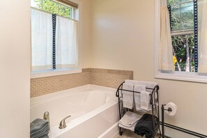 Hair dryer, towels, soap, toilet paper - ENTIRE BEAUTIFUL 3BR Home- 2 Minute Walk to Beach (Rye)