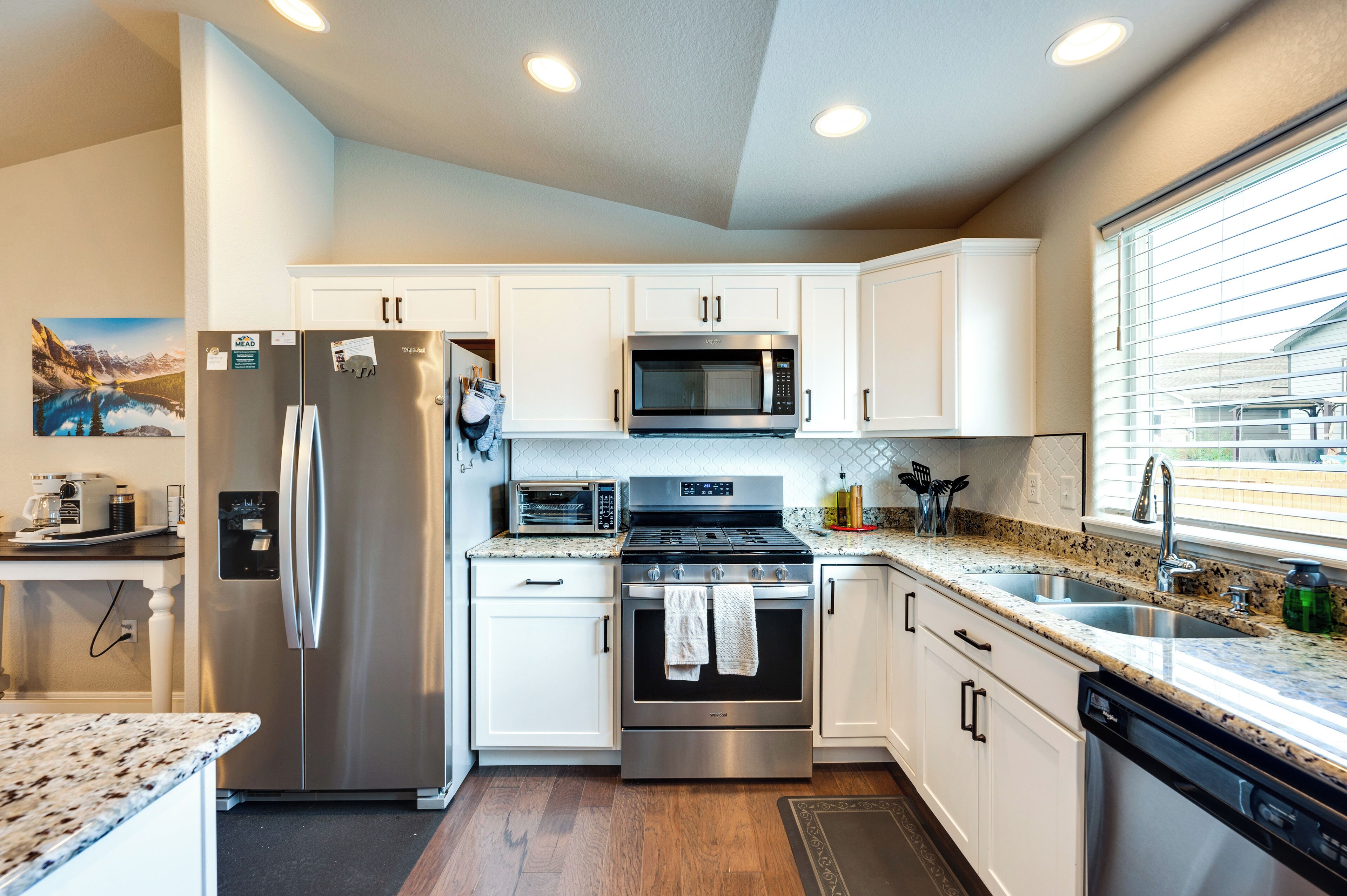 Réfrigérateur, micro-ondes, four, plaque de cuisson