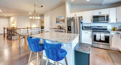 Stunning New Home w/Mtn Views & Fire Pit: Family-friendly & Centrally Located VR