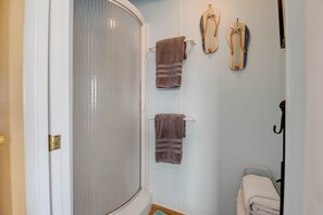 Shower, hair dryer, towels - Florida Keys Waterfront Escape w/35' Seawall & Seconds to Open Water (Cudjoe Key)