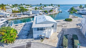 A coastal RV park with multiple mobile homes, a marina, and a clear view of the ocean. - Canalfront Coastal Retreat w/Open Water Views & Fishing Dock (Cudjoe Key)