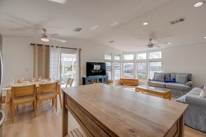 Smart TV, ping pong, books - Canalfront Coastal Retreat w/Open Water Views & Fishing Dock (Cudjoe Key)