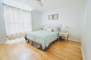 Desk, WiFi, bed sheets - 2 Min Ride to Downtown, Stylish Spacious 3 BR Home (Raleigh)