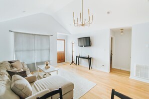 TV - 2 Min Ride to Downtown, Stylish Spacious 3 BR Home (Raleigh)