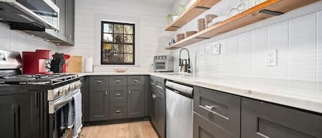 Frigorífico, microondas, horno y placa de cocina